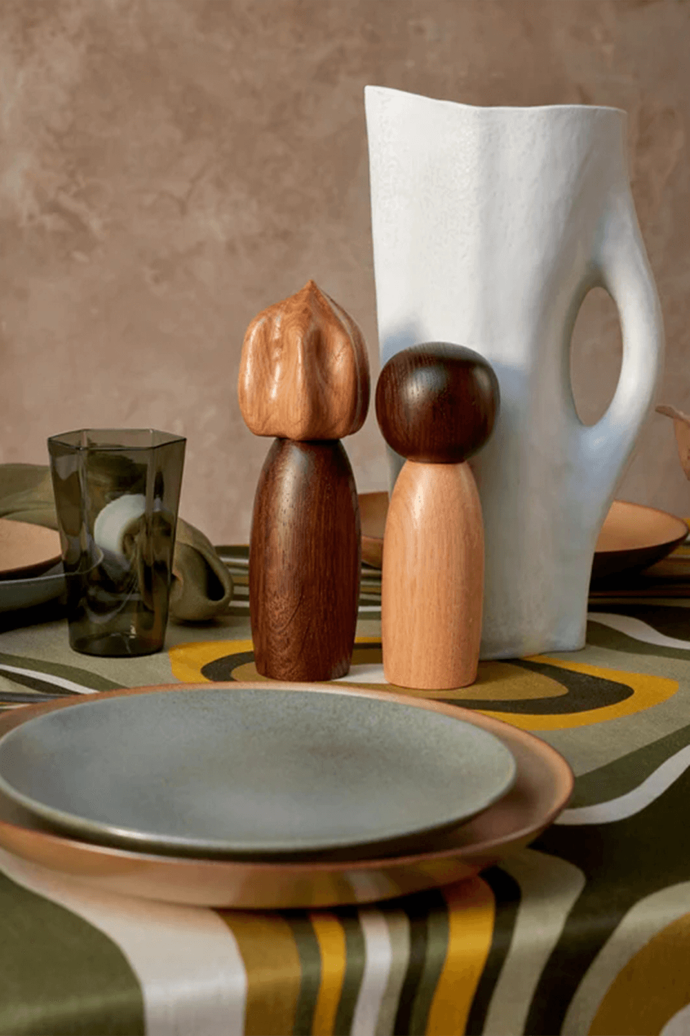 תמונה אחורית של סט מלחייה ופלפליה מעץ