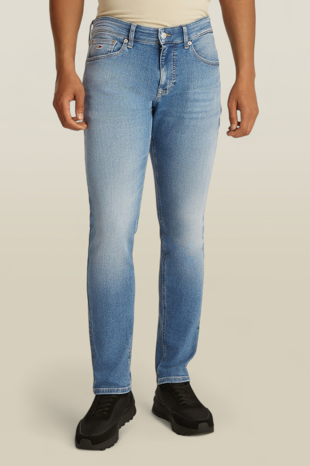 תמונת דוגמן קידמית של מכנסי ג'ינס בגזרת סלים