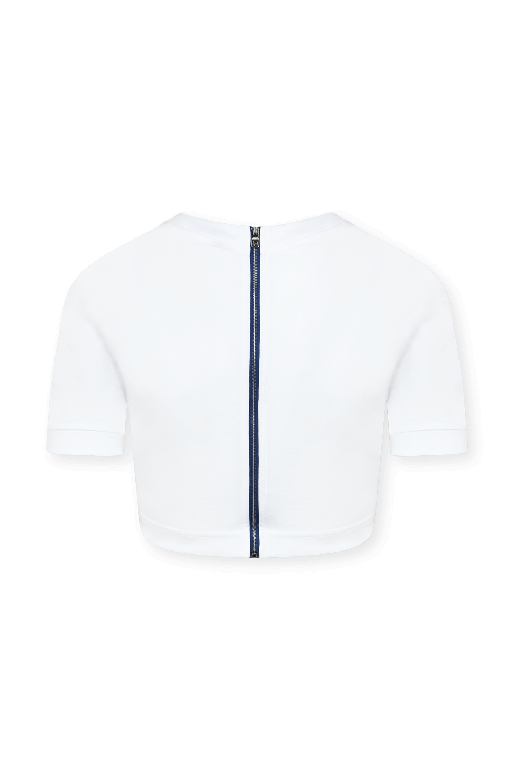 תמונה אחורית של חולצת קרופ לבנה עם לוגו מטאלי