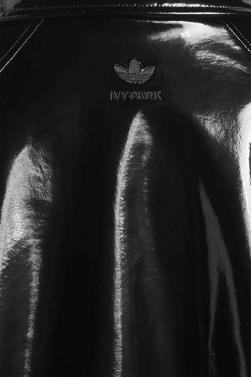 תמונת תקריב של אדידס X אייבי מעיל טרנץ'