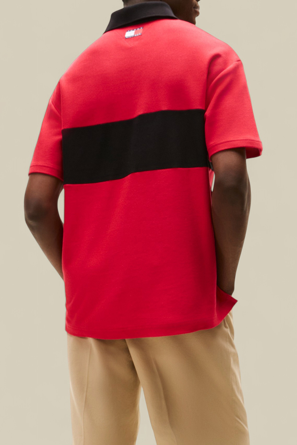 תמונת דוגמן אחורית של טומי הילפיגר X סרט פורמולה 1 חולצת פולו