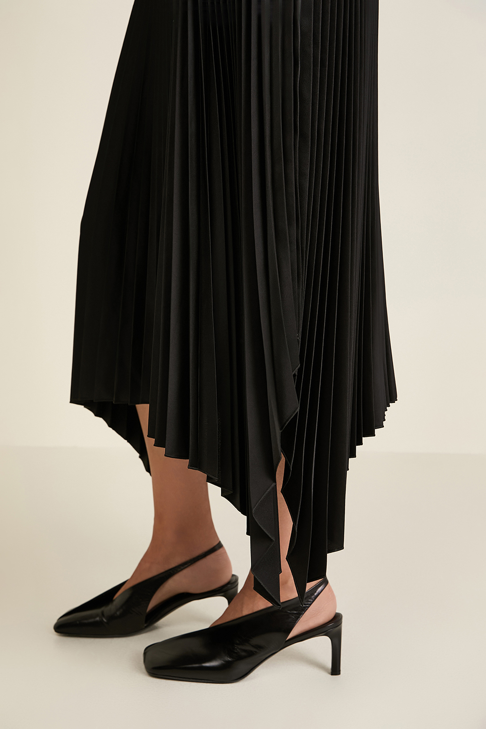 תמונת תקריב דוגמן של חצאית קפלים א-סימטרית