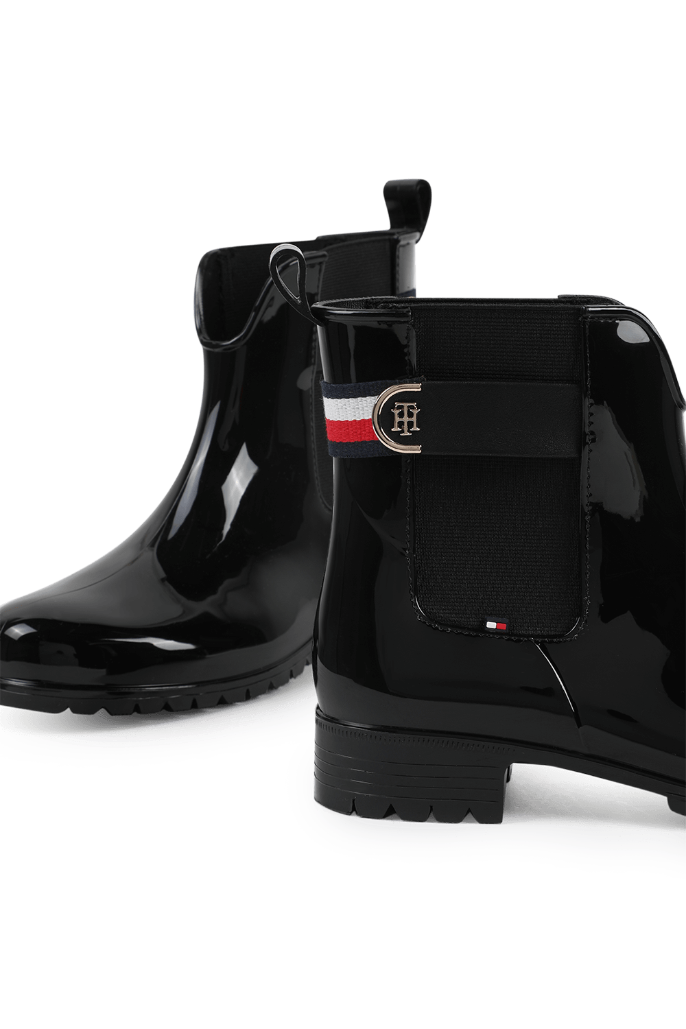 תמונת תקריב של מגפי גשם בצבע שחור גלוסי