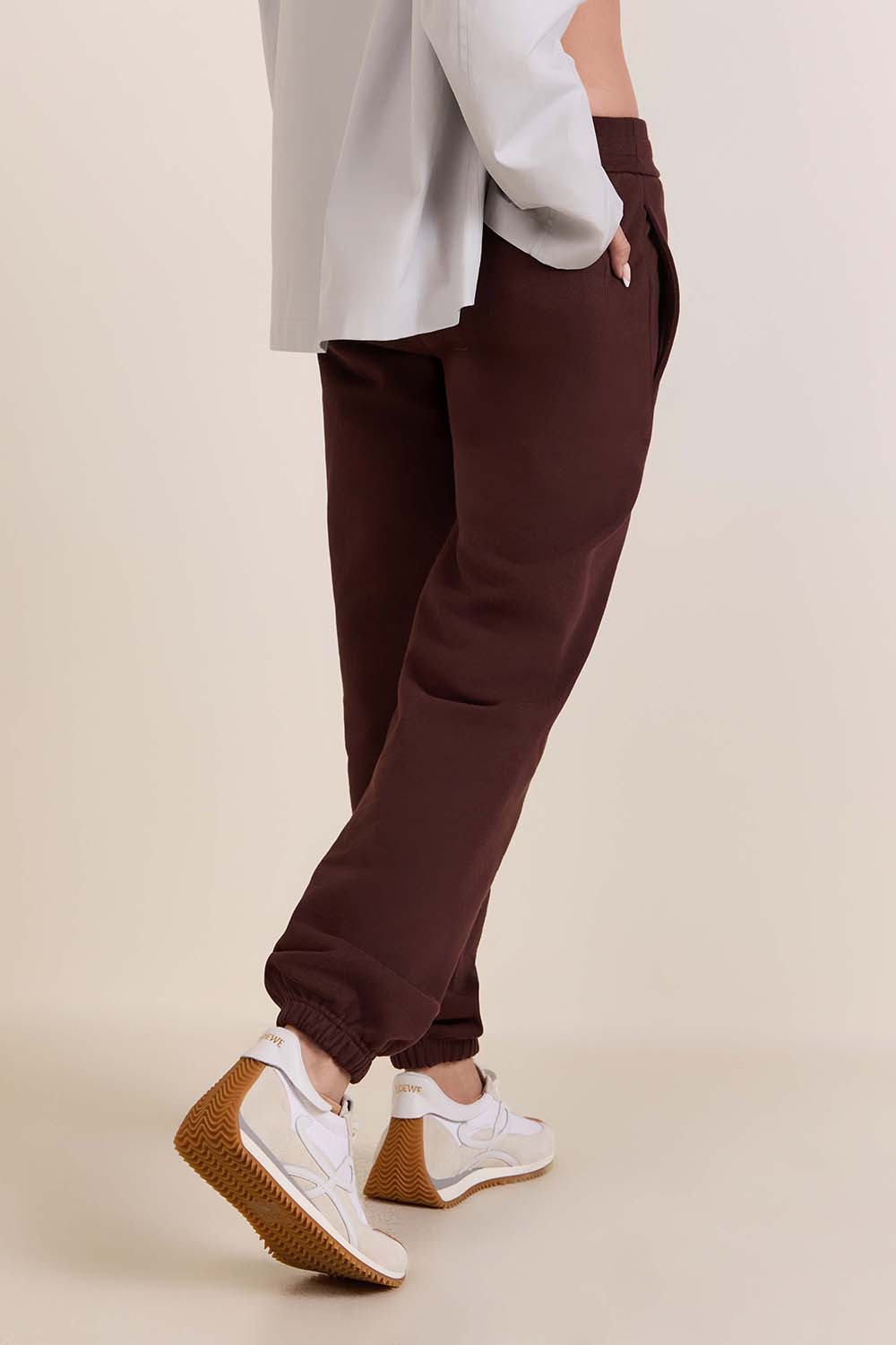 תמונת דוגמן אחורית של מכנסי ג'וג