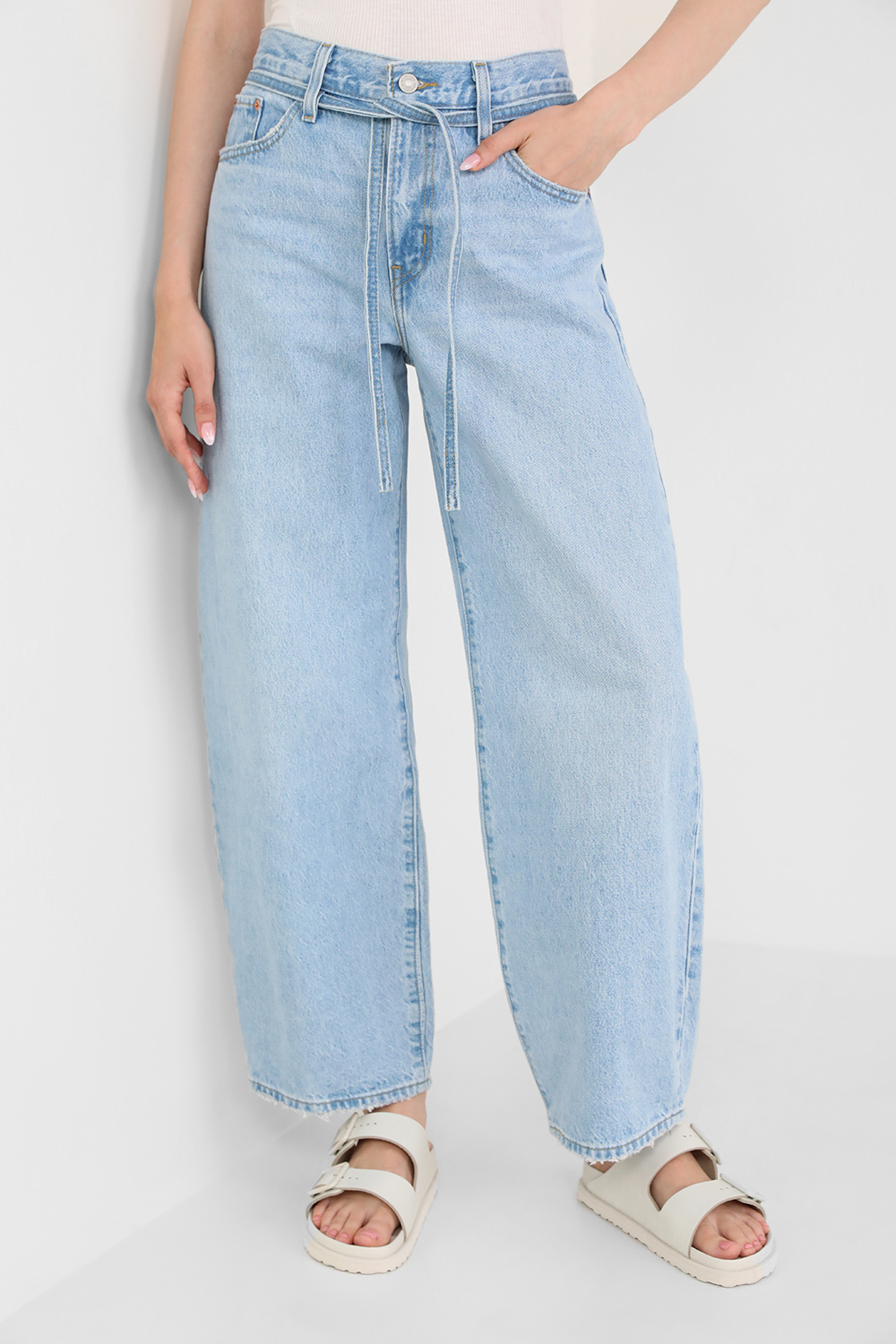 תמונת דוגמן קידמית של מכנסי ג'ינס בלון עם שרוכים
