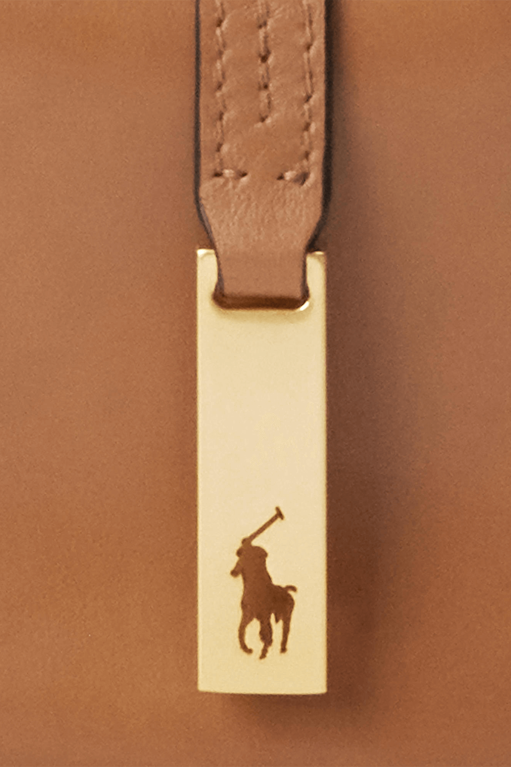 תמונת תקריב של תיק כתף בגודל סמול