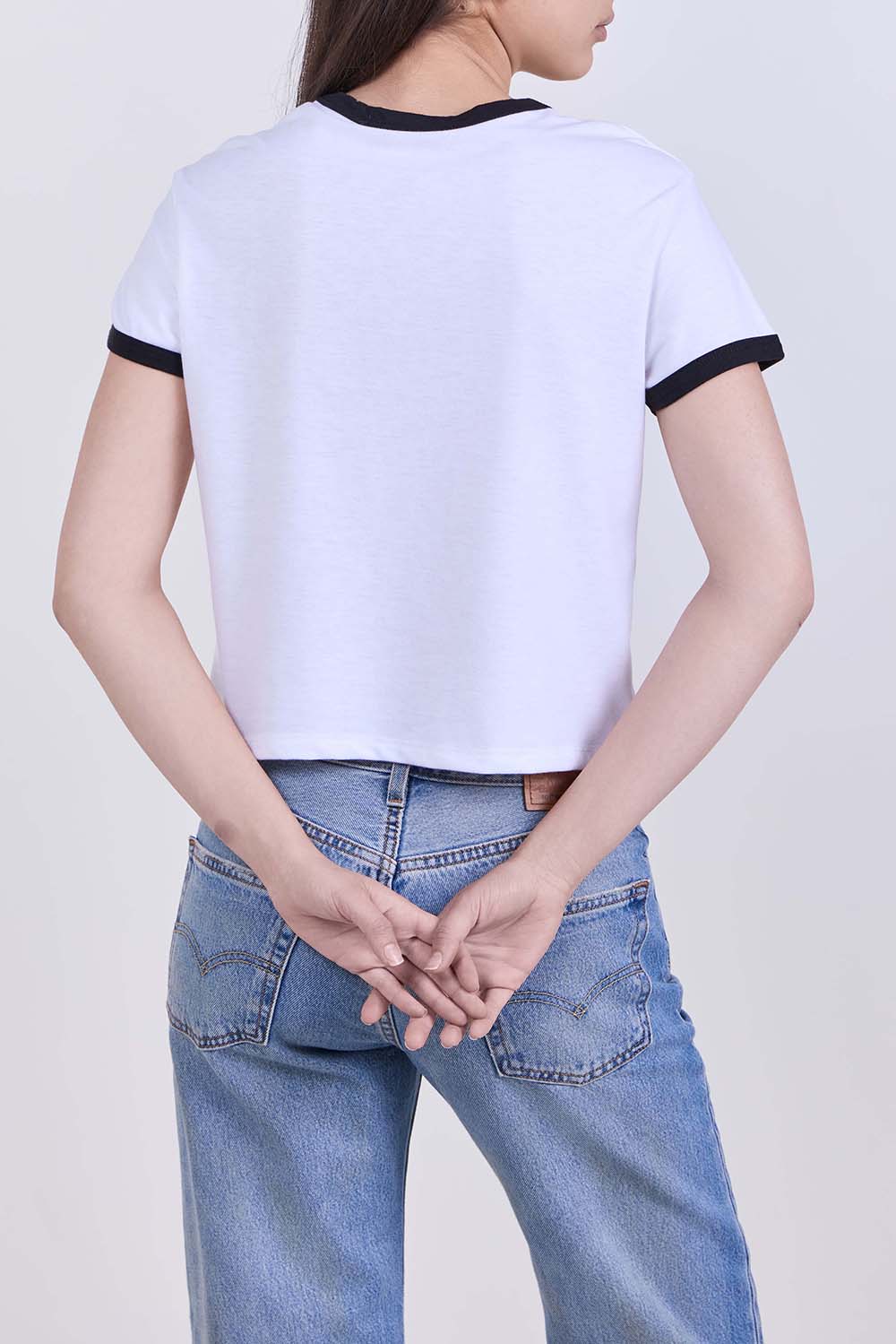 תמונת דוגמן אחורית של חולצת טי בגזרה ישרה