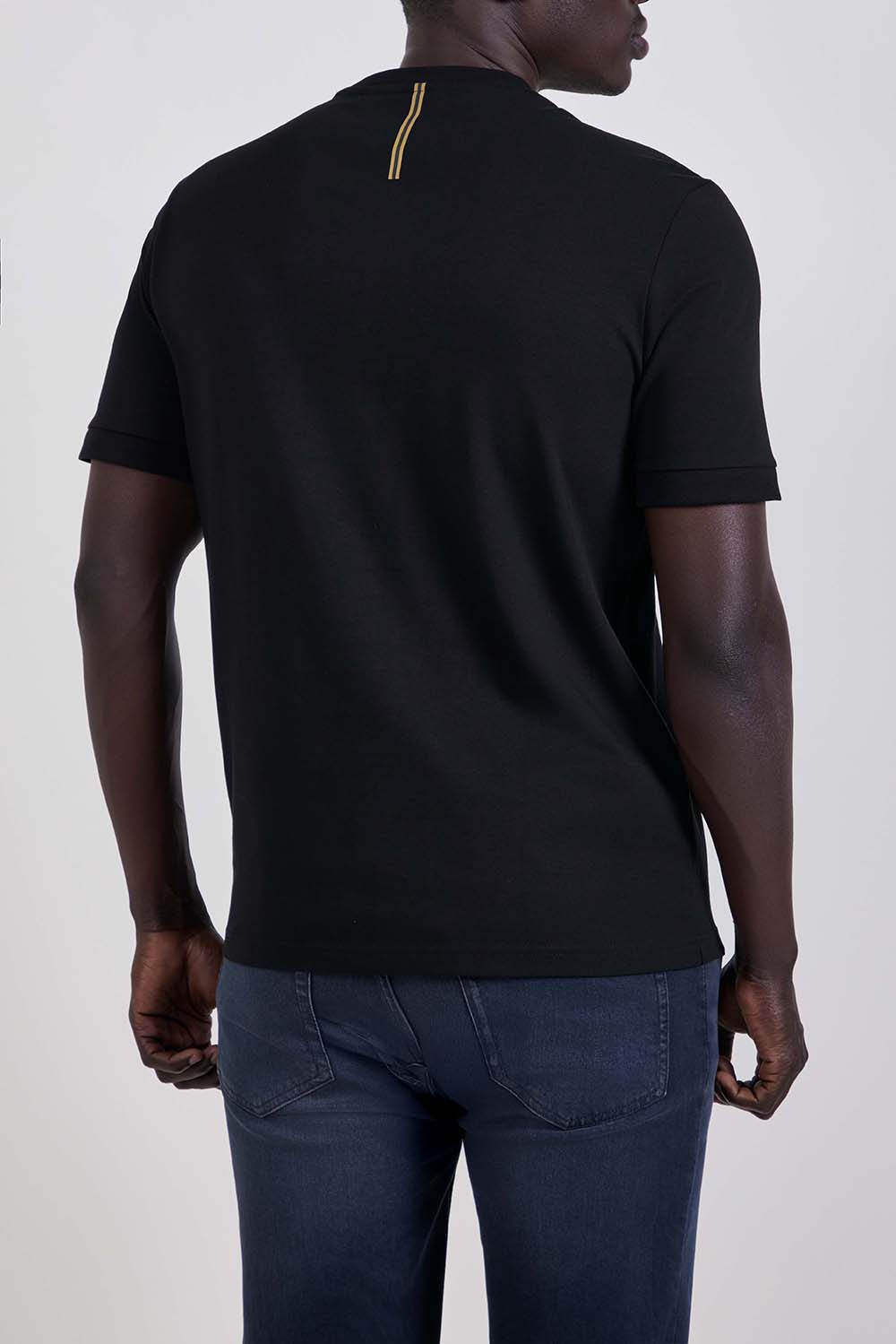 תמונת דוגמן אחורית של חולצת טי