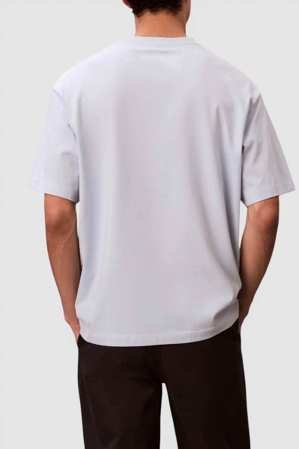 תמונת דוגמן אחורית של חולצת טי