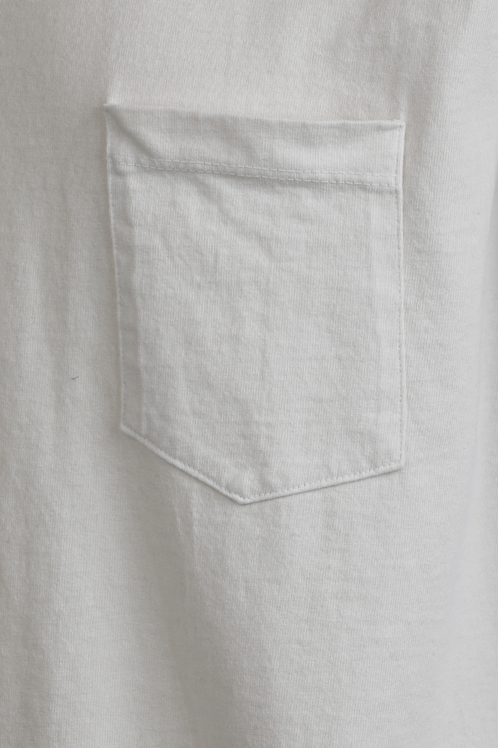 תמונת תקריב של טישירט עם כיס