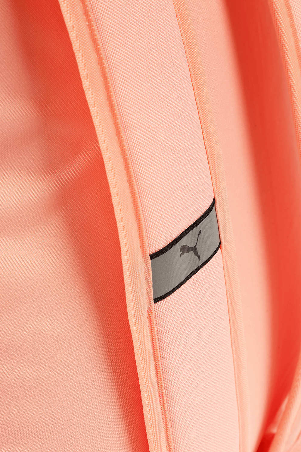 תמונת תקריב של Puma Phase Backpack in Pink