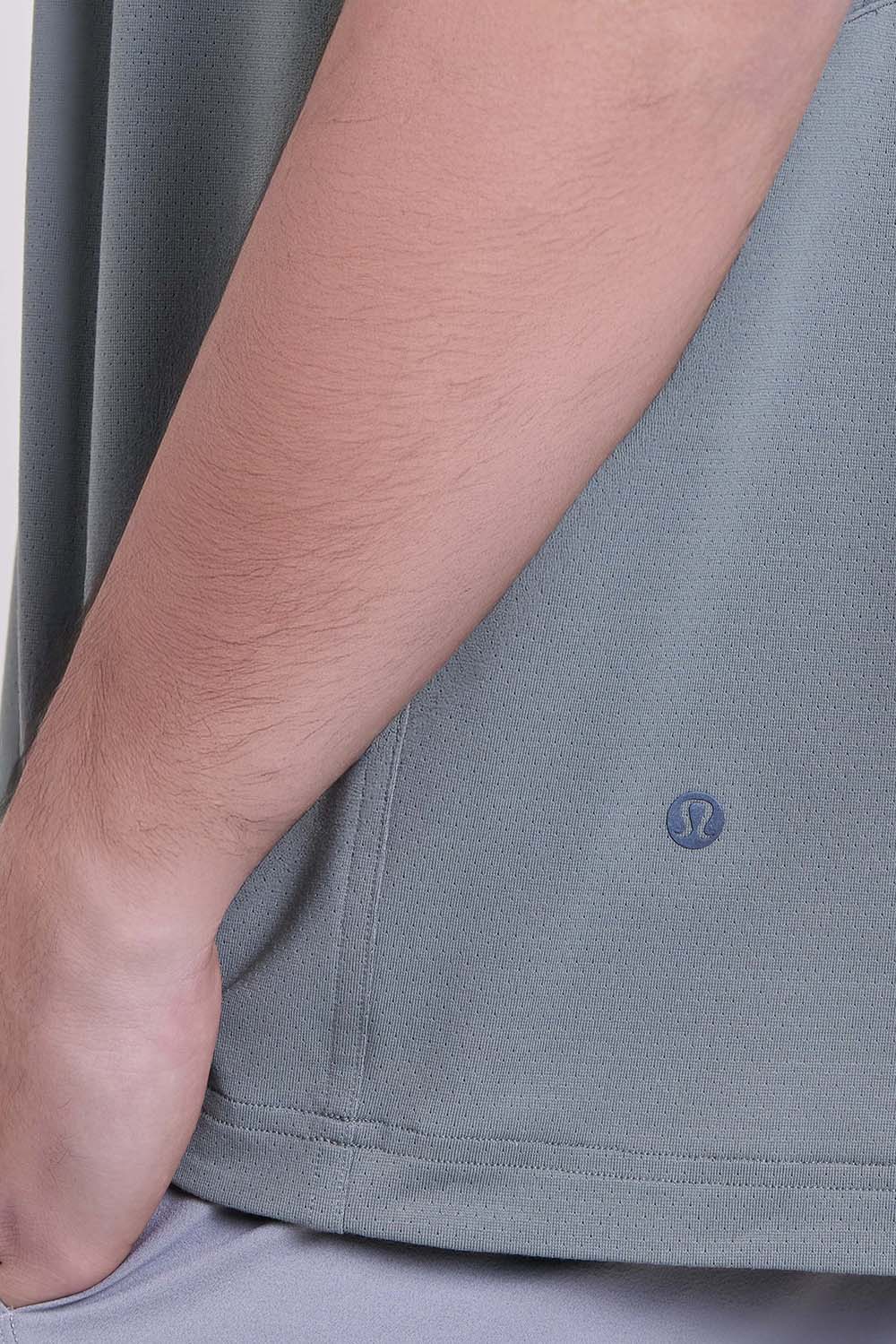 תמונת תקריב דוגמן של EasySet Training Short-Sleeve Shirt