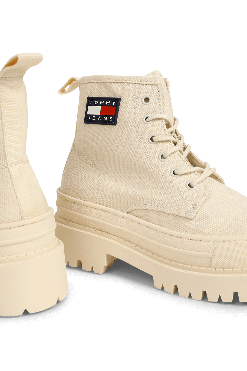 תמונת תקריב של מגפוני טומי ג'ינס מכותנה ממוחזרת