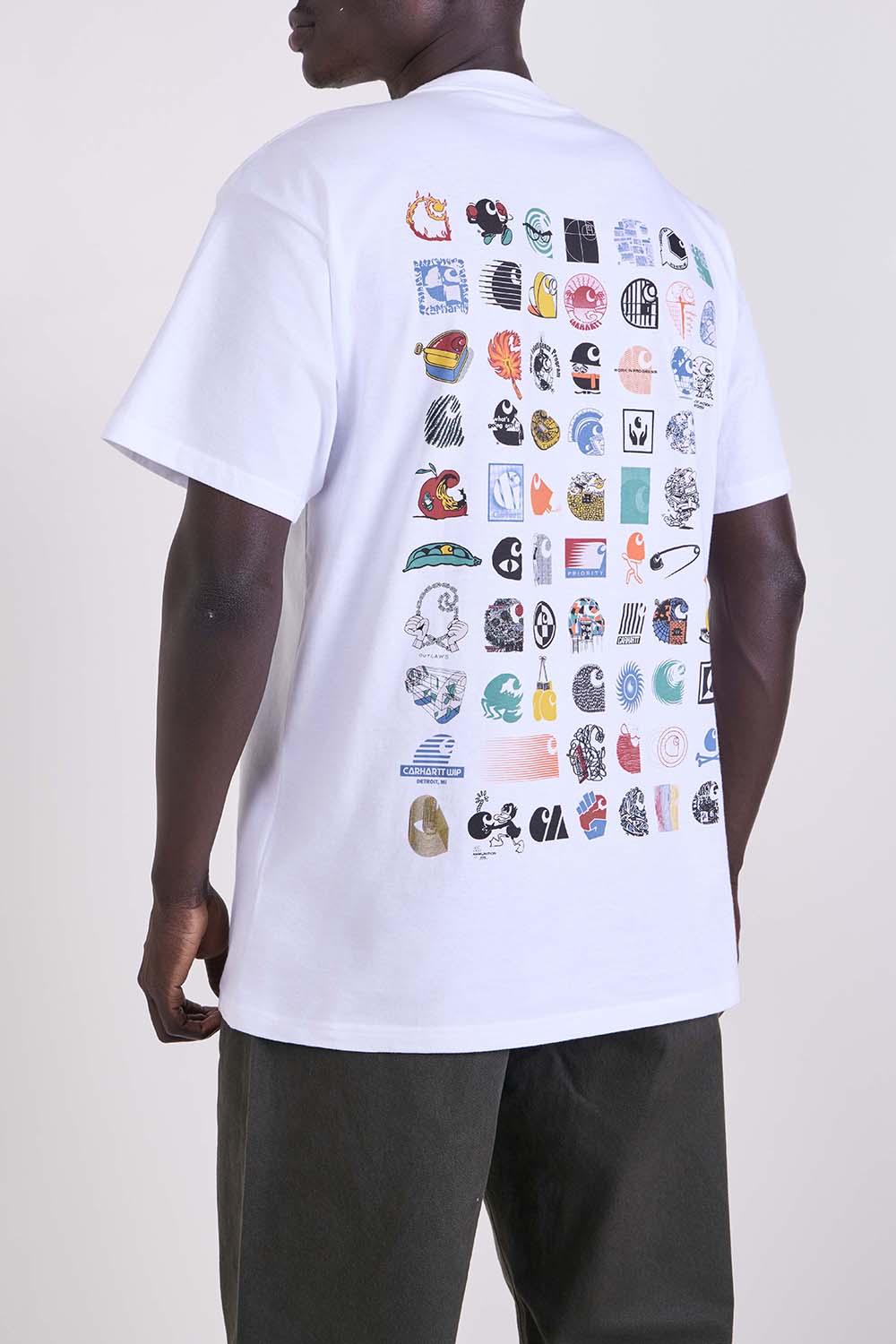 תמונת דוגמן אחורית של חולצת טי בגזרה משוחררת