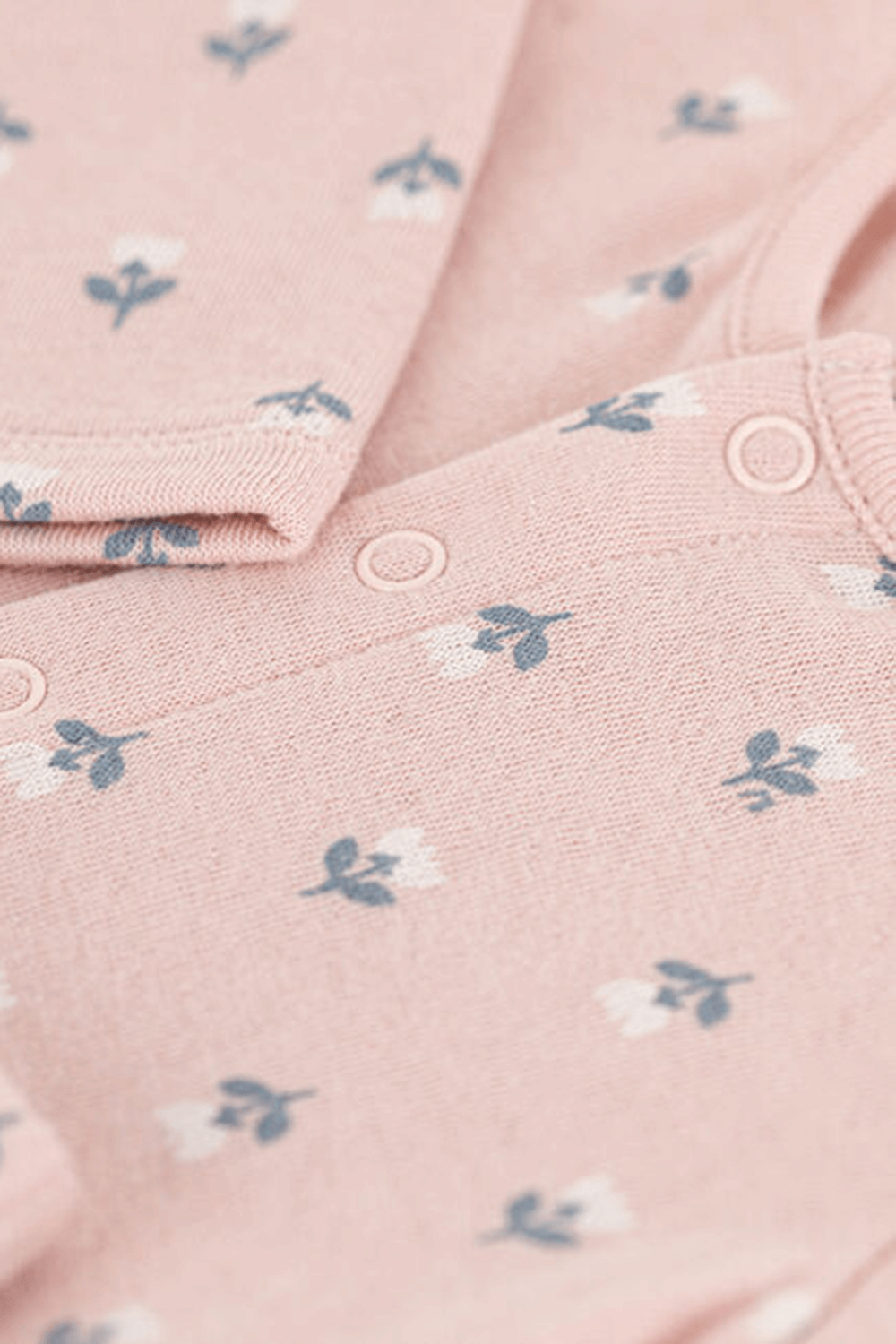 תמונת פנים של סט פיג'מה פרחוני מכותנת פליז אורגנית - גילאי 3-18 חודשים