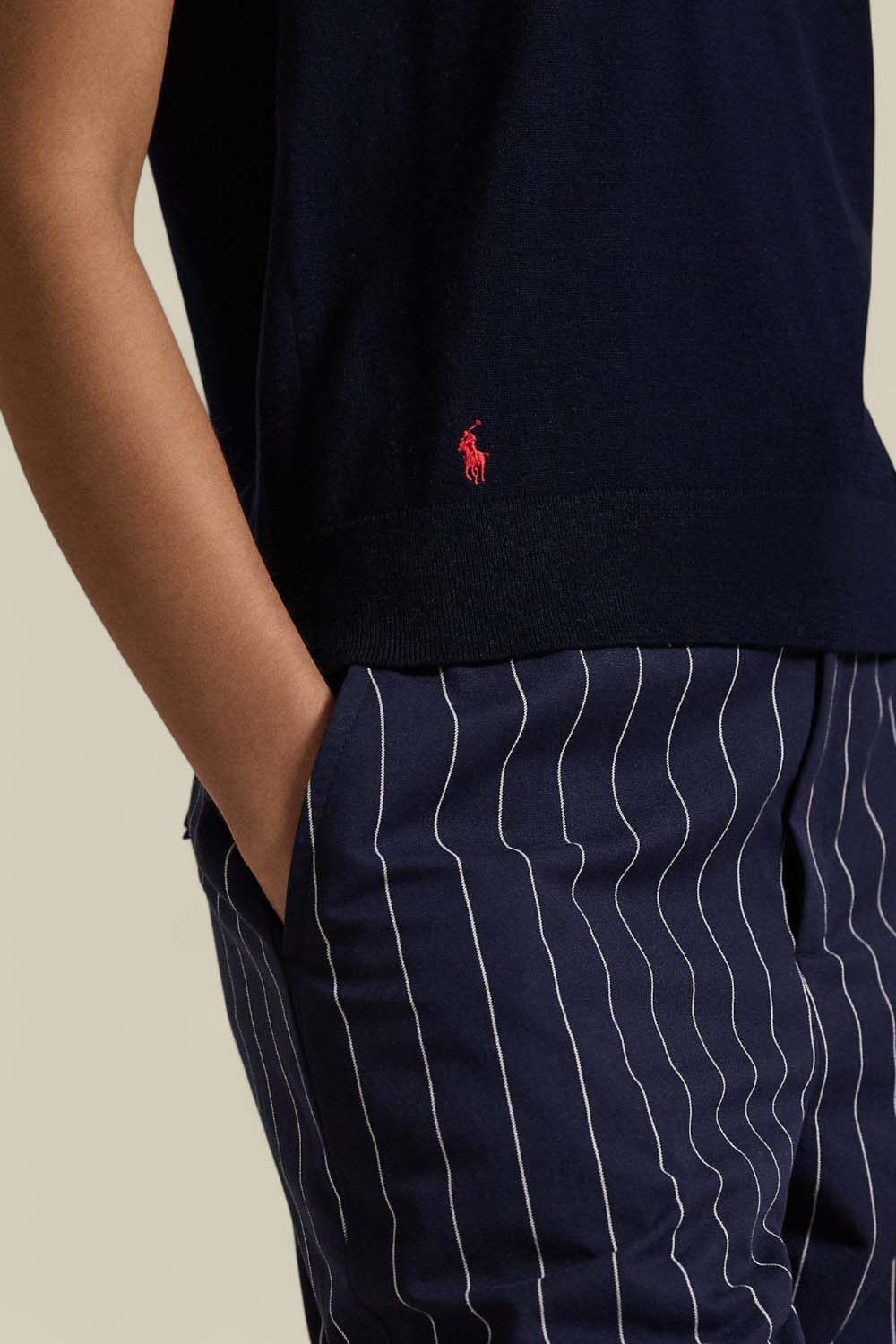 תמונת תקריב דוגמן של גופיית סריג