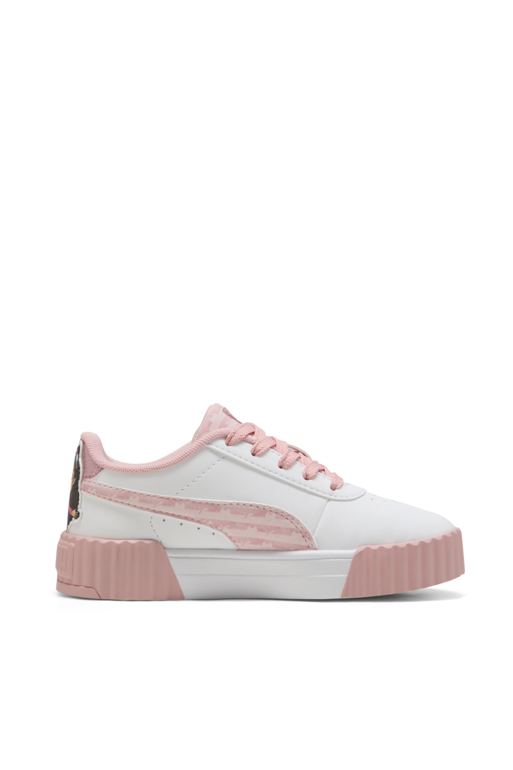 תמונה קידמית של נעלי סניקרס