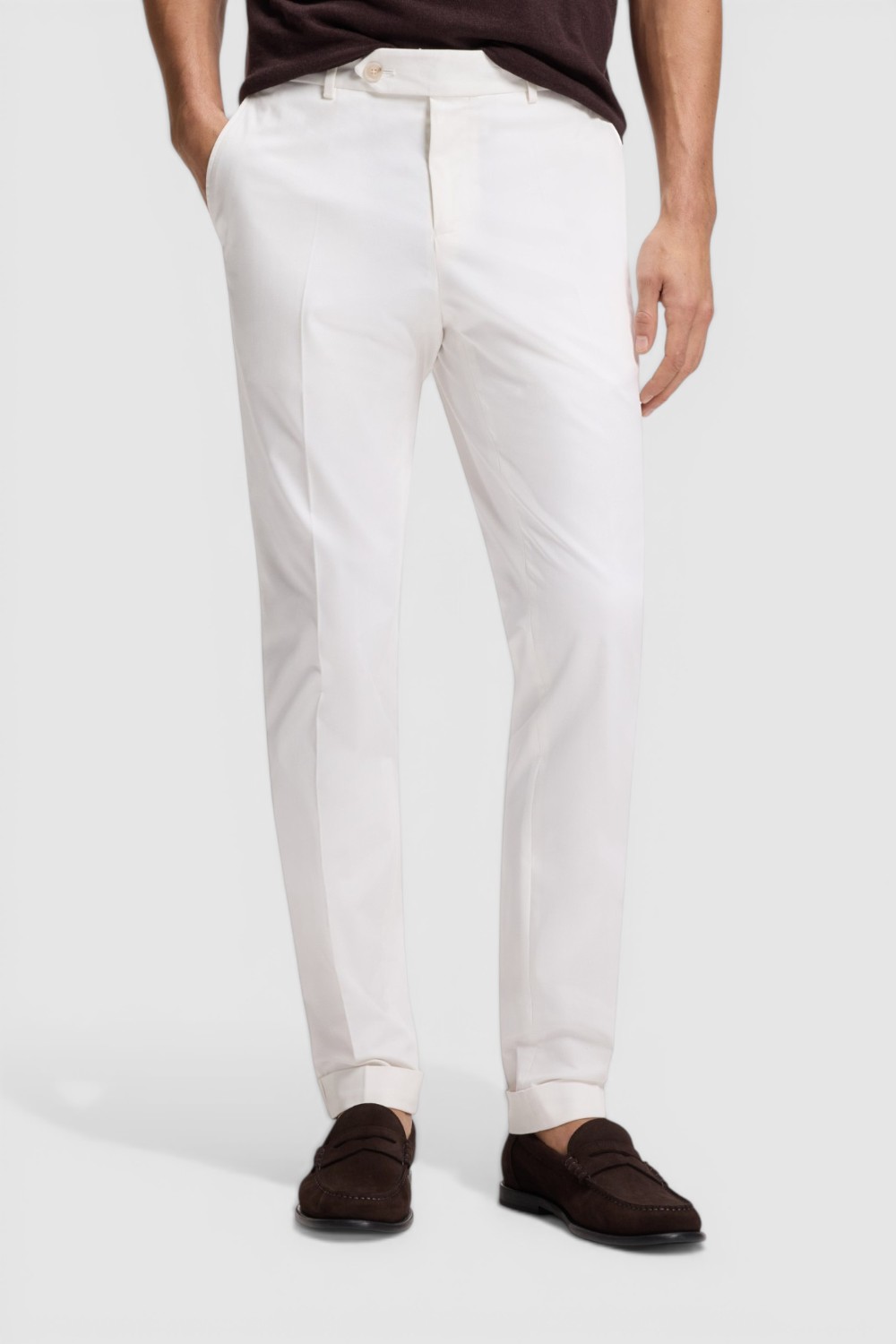 תמונת דוגמן קידמית של מכנסיים מחויטים בגזרת סלים