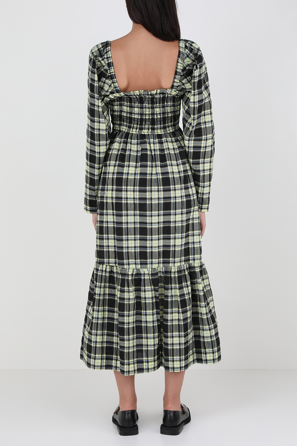 תמונת דוגמן אחורית של שמלת מקסי משובצת עם שרוולים ארוכים