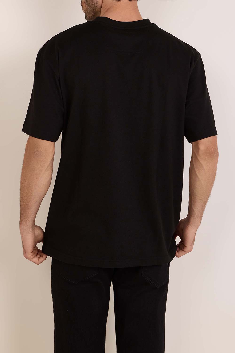 תמונת דוגמן אחורית של חולצת טי אוברסייז