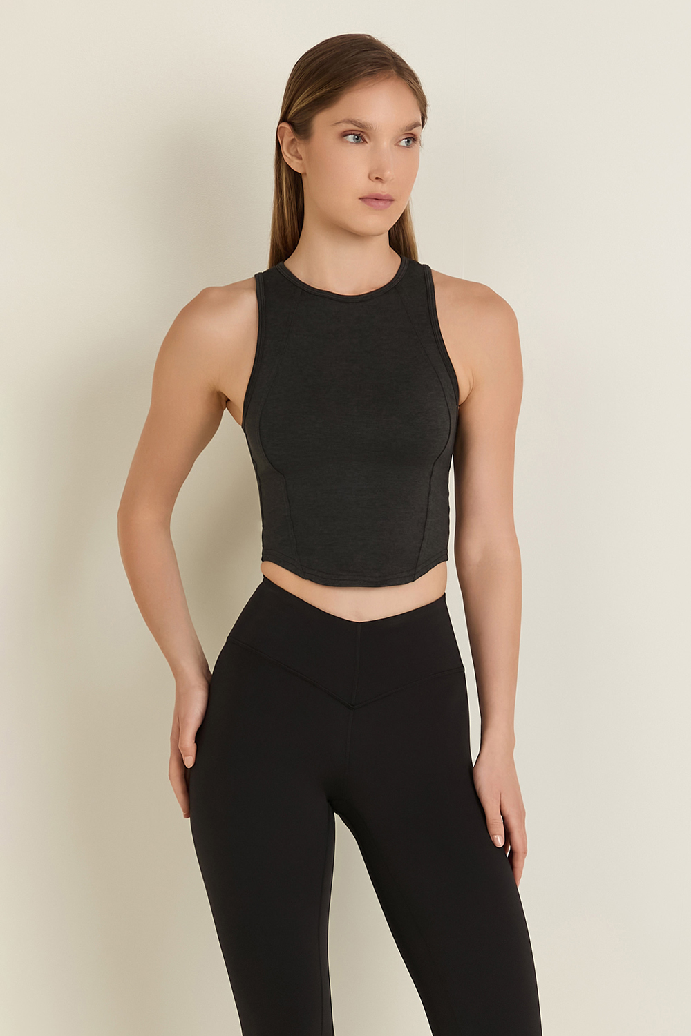 תמונת דוגמן קידמית של Soft Sueded Crewneck Cropped Tank