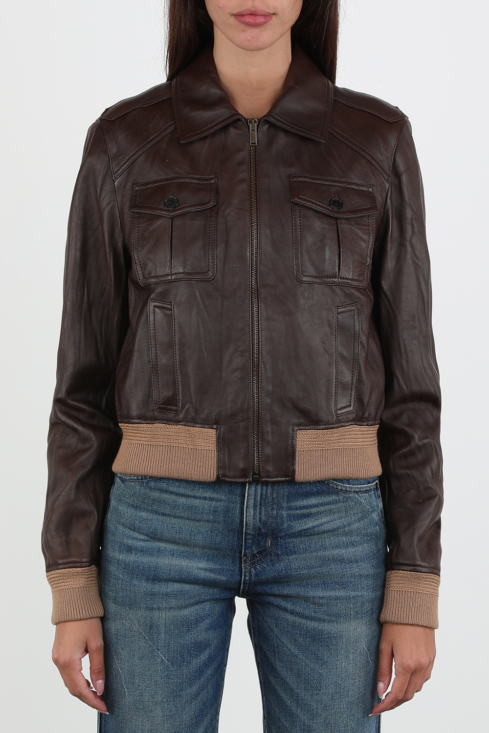 תמונת דוגמן קידמית של ז'קט עור מרוכסן בגוון חום