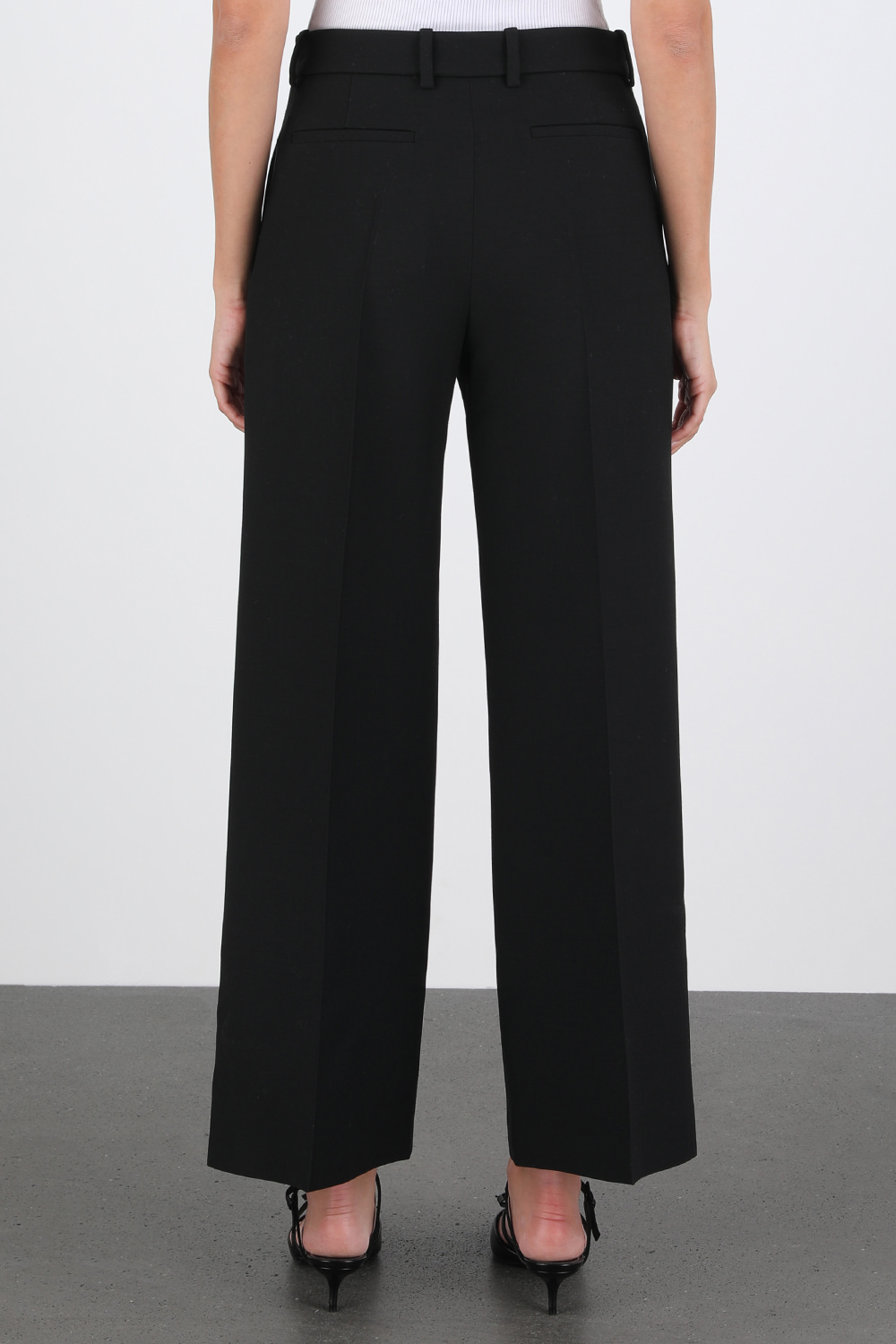 תמונת דוגמן אחורית של מכנסיים שחורים אלגנטיים מתרחבים