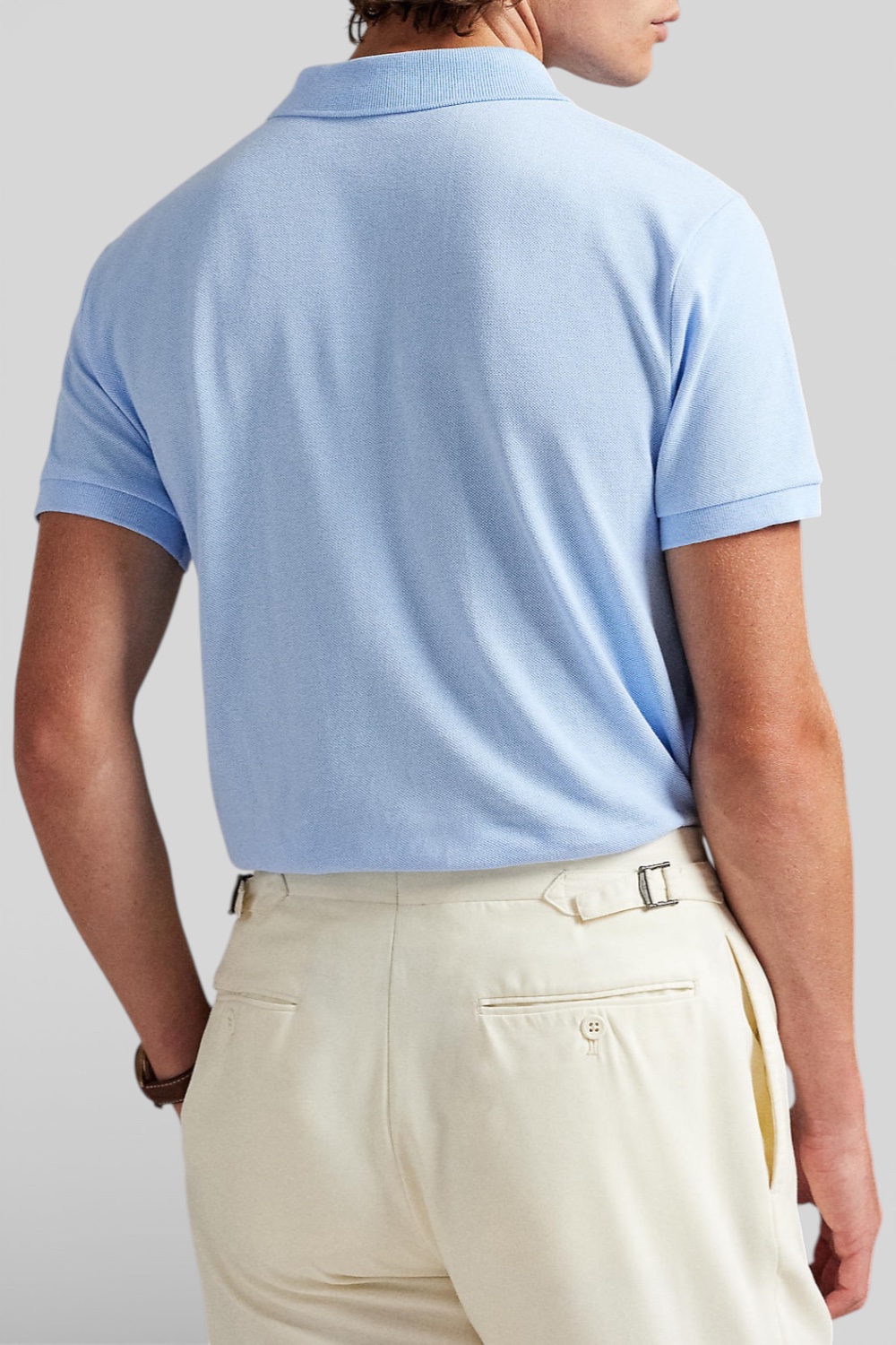 תמונת דוגמן אחורית של חולצת פולו