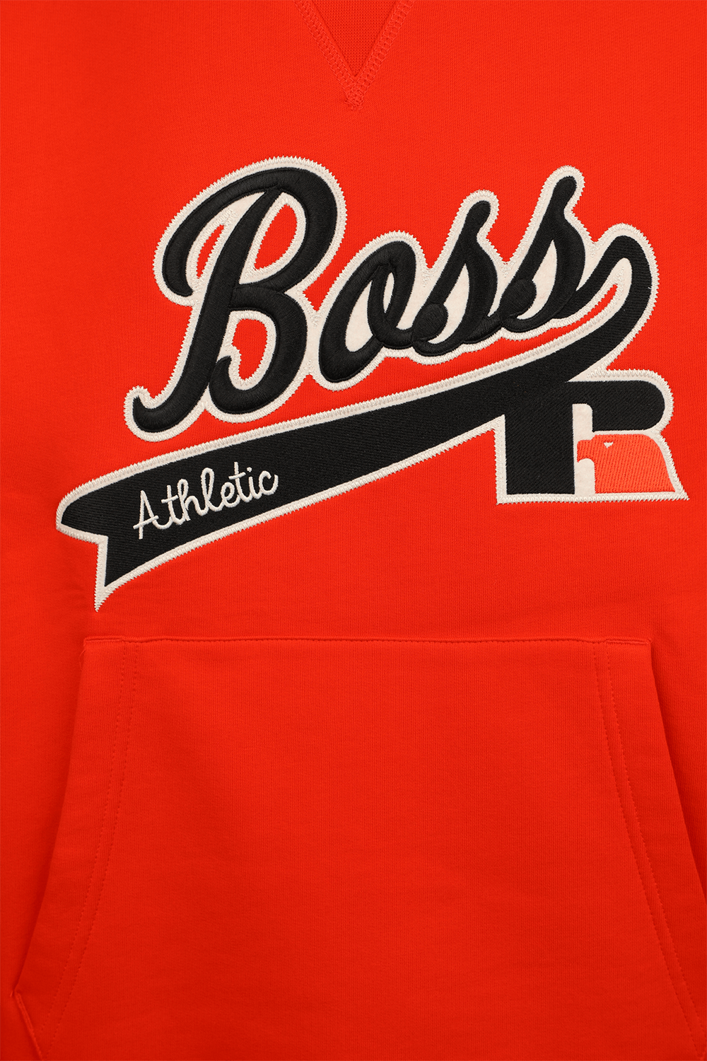 תמונה אחורית של בוס X ראסל אתלטיק סווטשירט ממותג עם קפוצ'ון בגוון אדום