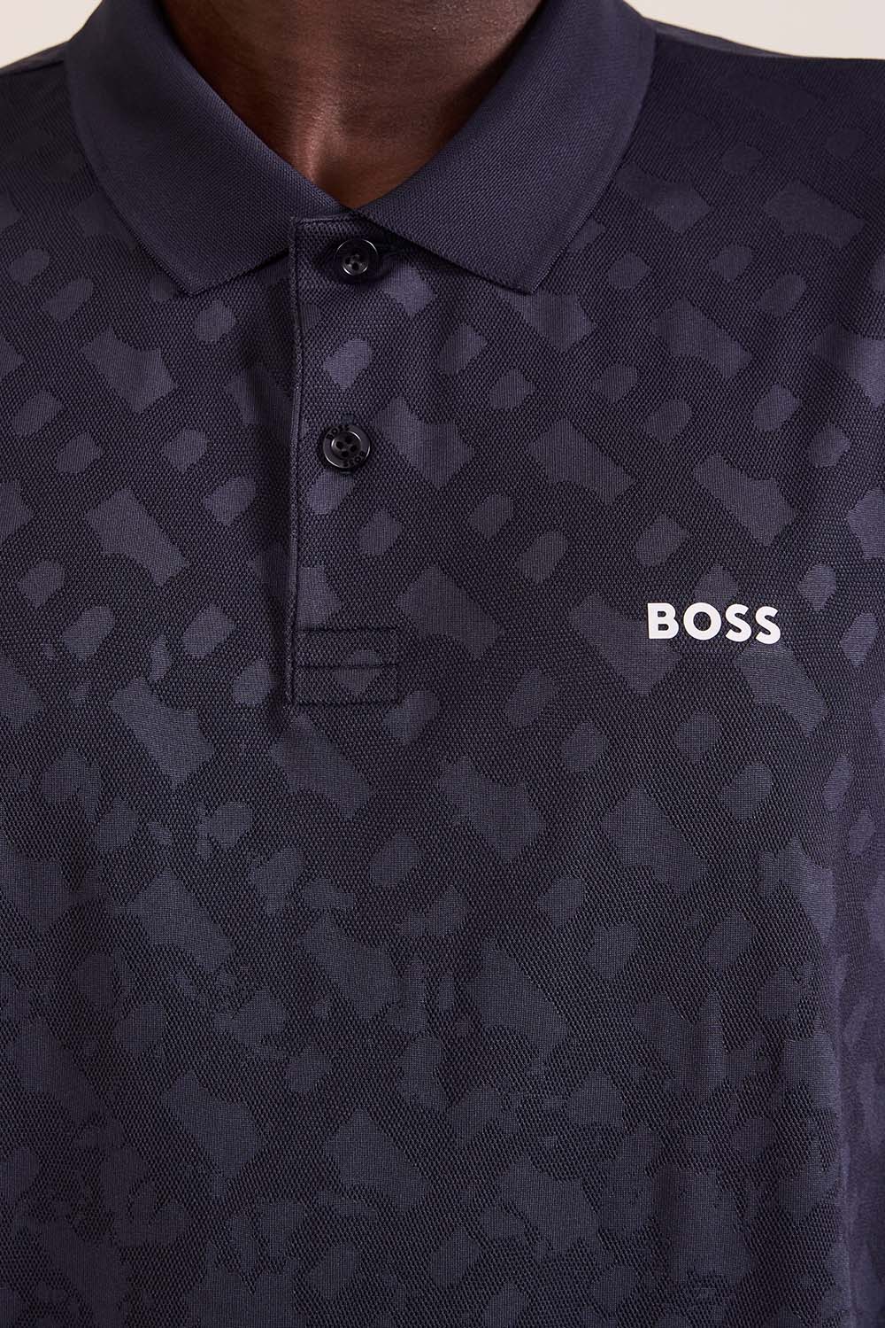 תמונת תקריב דוגמן של חולצת פולו