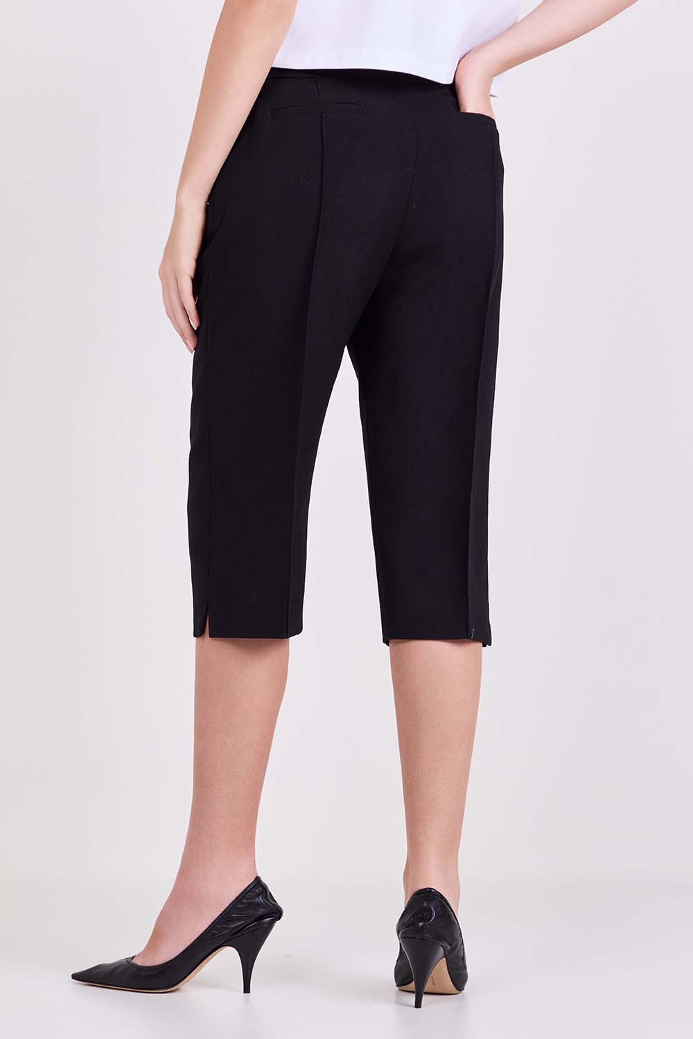 תמונת דוגמן אחורית של מכנסי קפרי