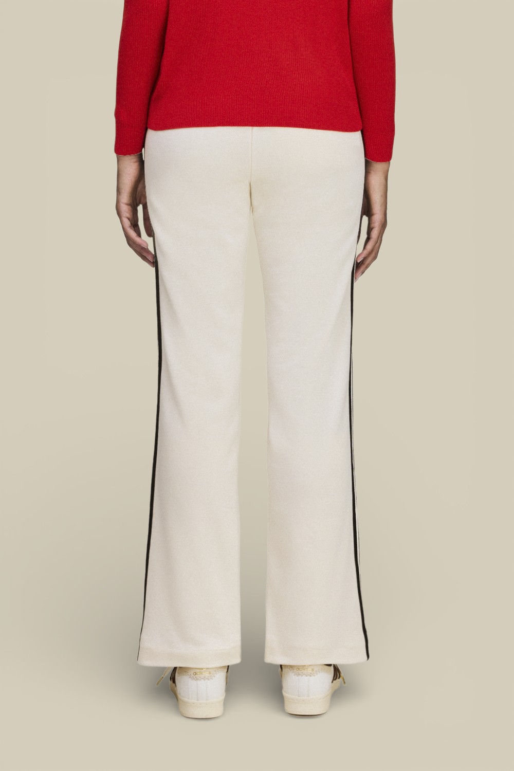 תמונת דוגמן אחורית של מכנסי ג'וגר