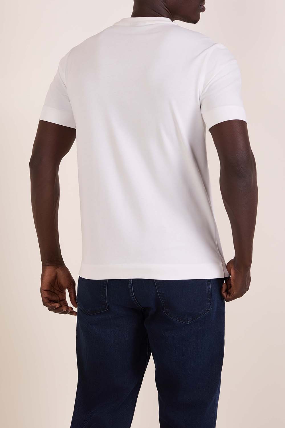 תמונת דוגמן אחורית של חולצת טי בגזרת סלים