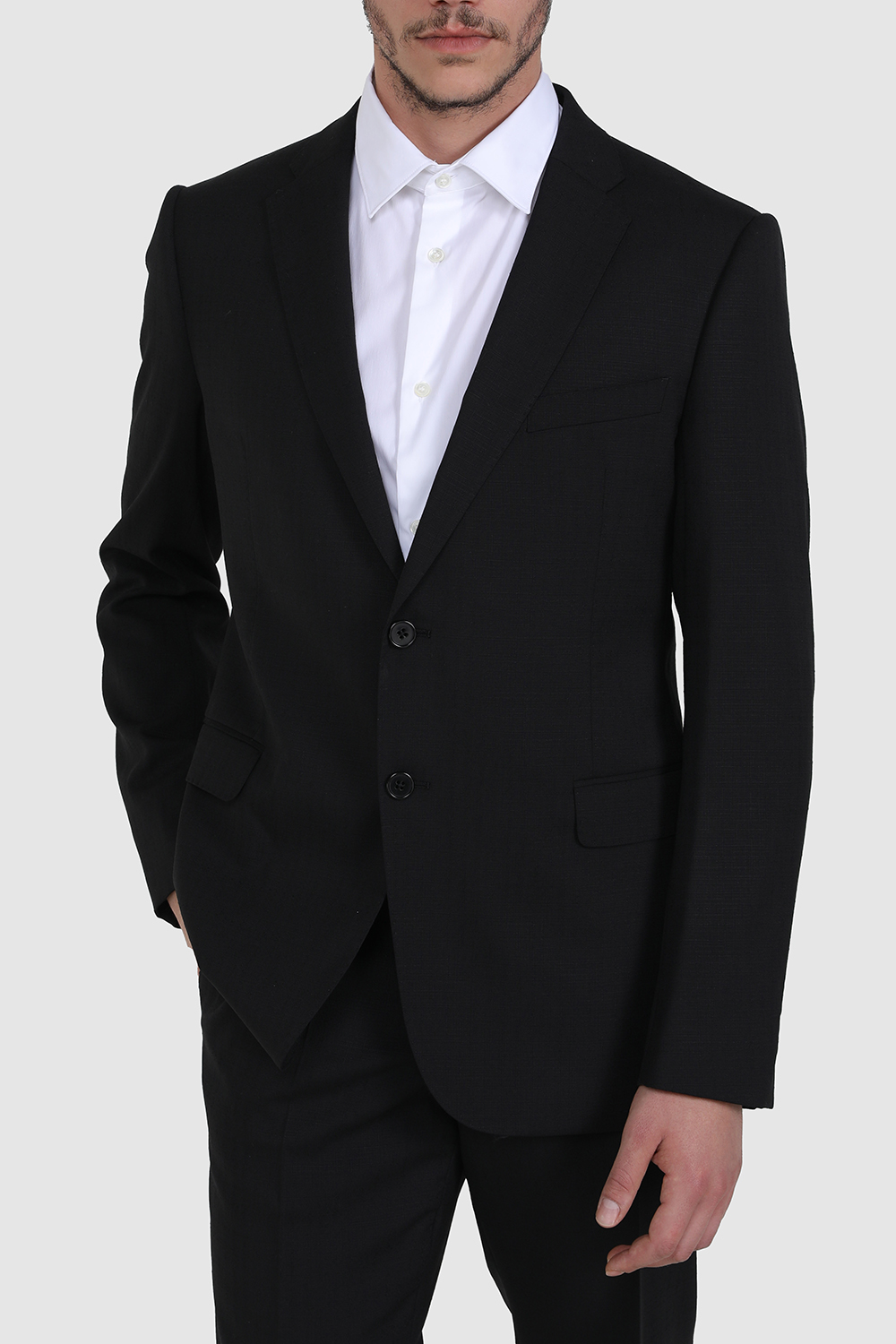 תמונת דוגמן קידמית של חליפה מחויטת