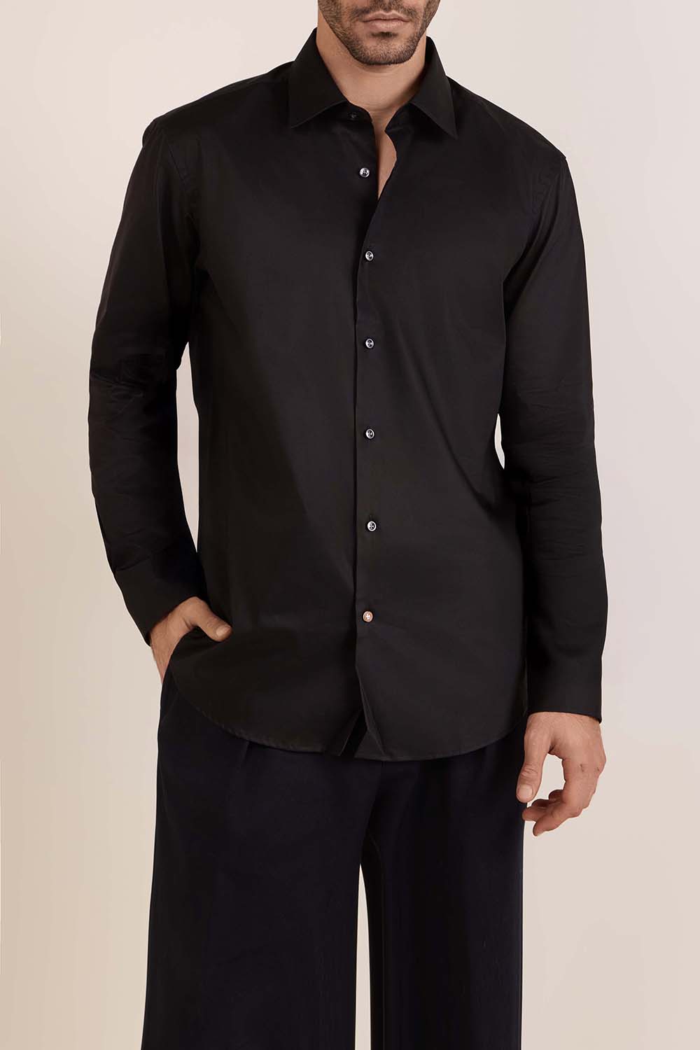 תמונת דוגמן קידמית של חולצה מכופתרת