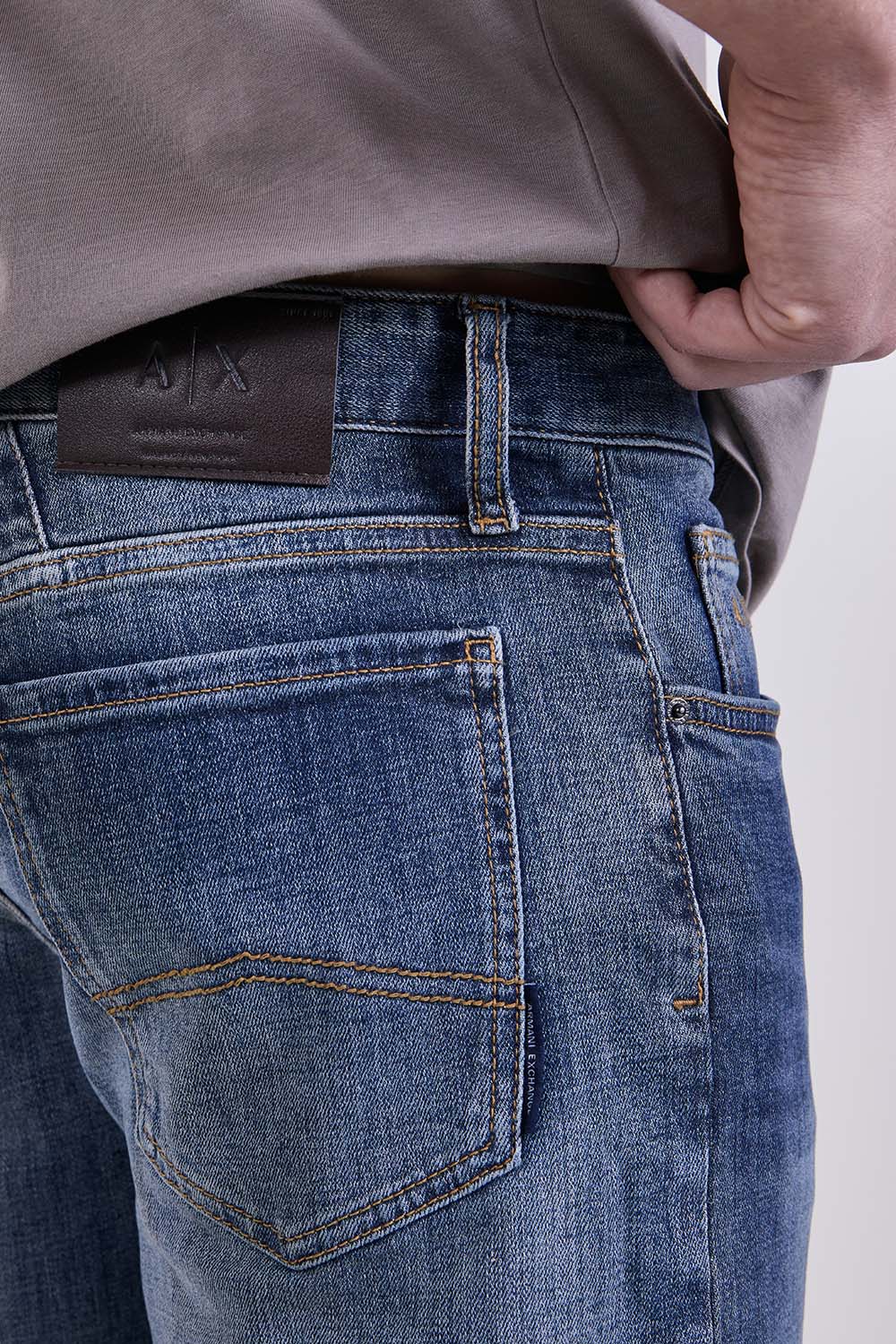 תמונת תקריב דוגמן של מכנסי ג'ינס בגזרת סלים