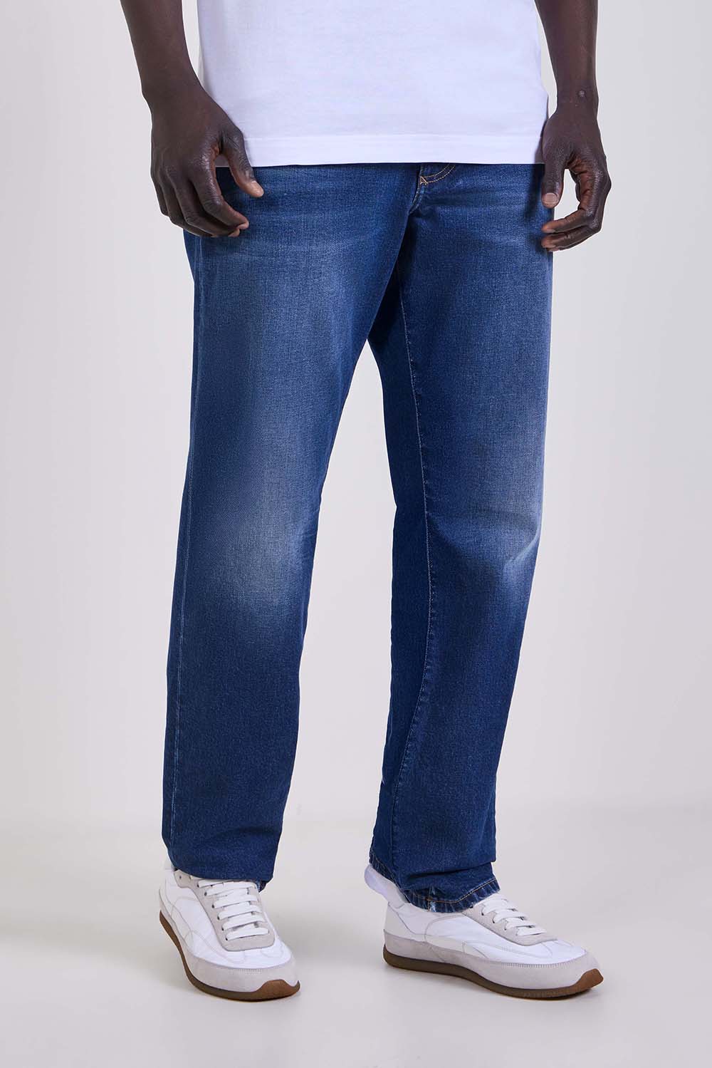 תמונת דוגמן קידמית של מכנסי ג'ינס בגזרה משוחררת