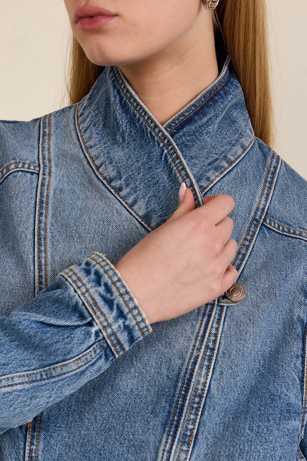 תמונת תקריב דוגמן של ז'קט ג'ינס