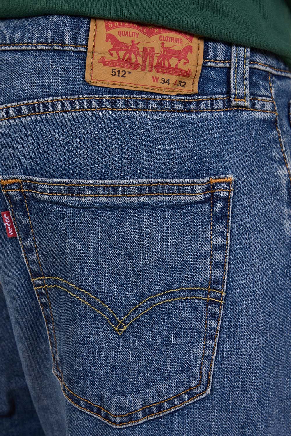 תמונת תקריב דוגמן של מכנסי ג`ינס 512