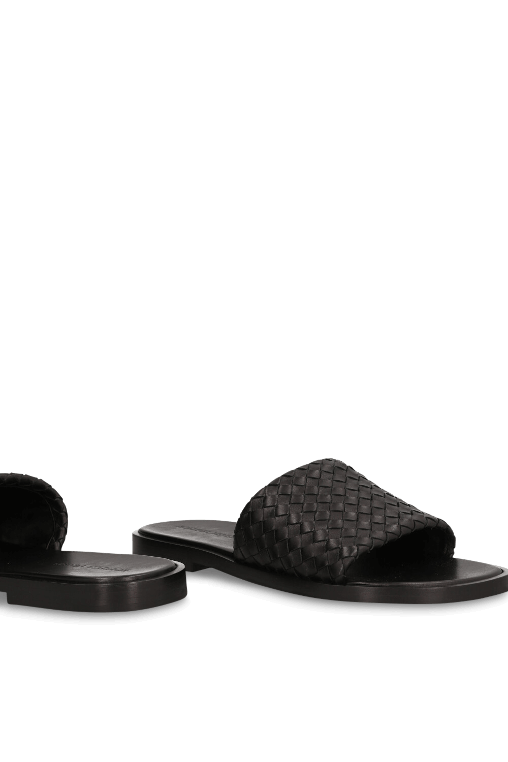 תמונת תקריב של כפכפי סליידס