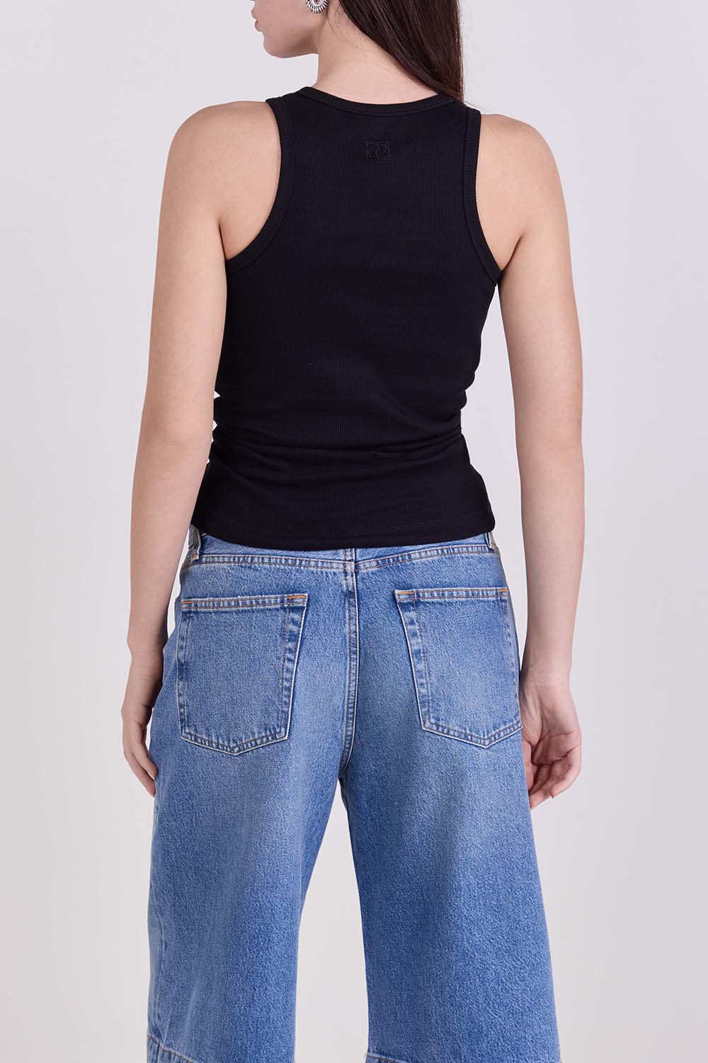 תמונת דוגמן אחורית של גופיית ריב