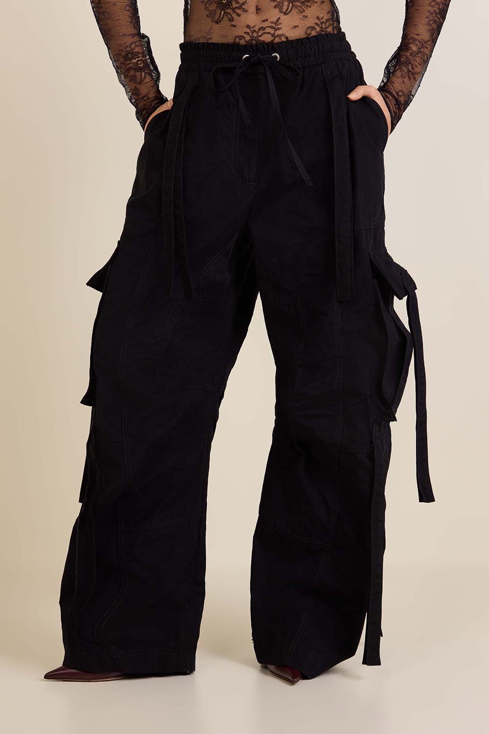 תמונת דוגמן קידמית של מכנסי קרגו