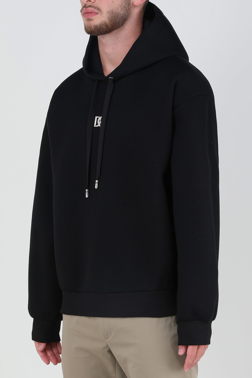 תמונת דוגמן קידמית של סווטשירט קפוצ'ון עם לוגו מטאלי