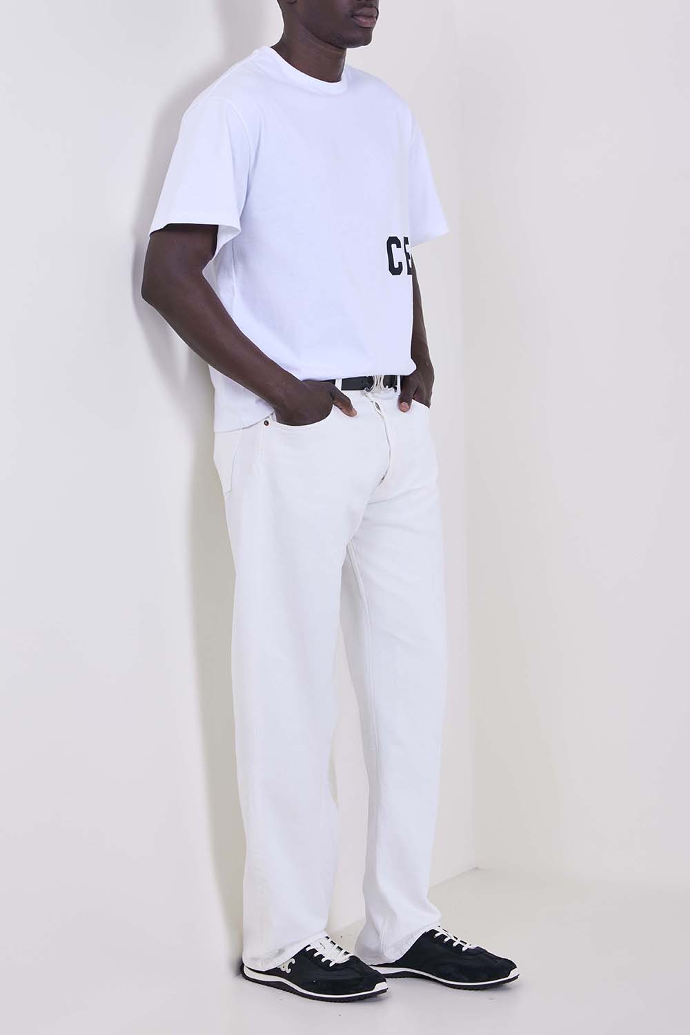 תמונת דוגמן קידמית של נעלי סניקרס