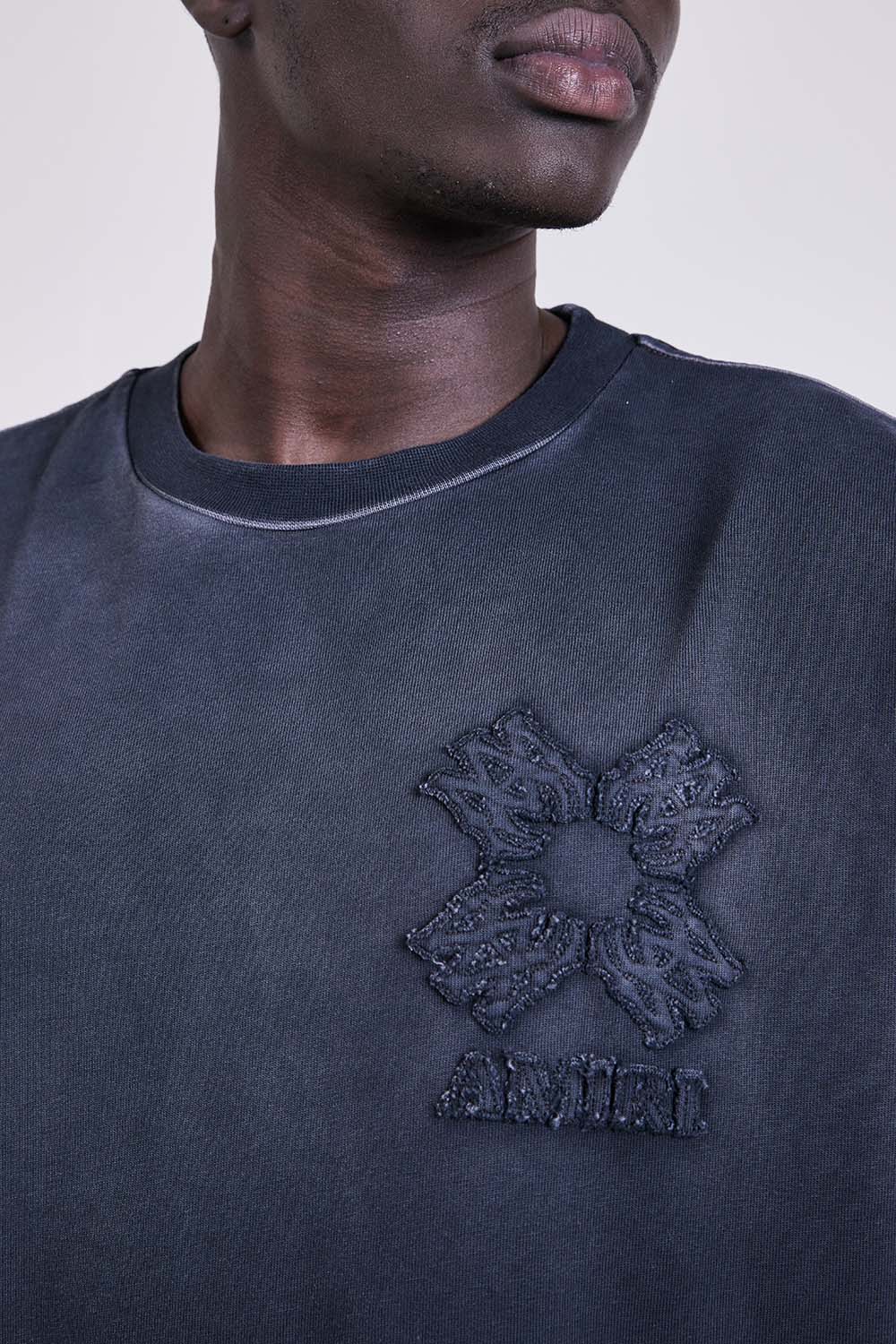 תמונת תקריב דוגמן של חולצת טי בגזרת אוברסייז