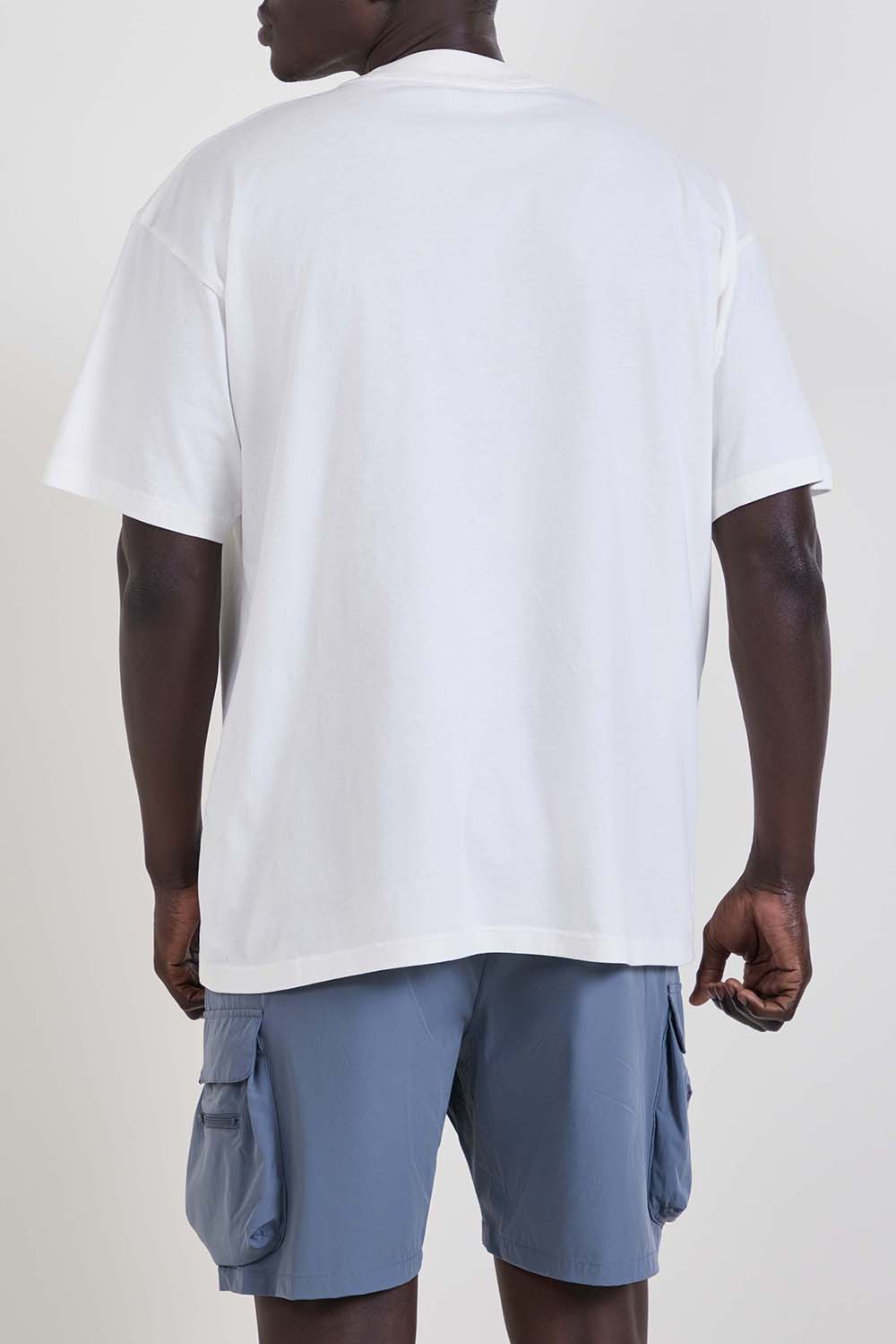 תמונת דוגמן אחורית של חולצת טי אוברסייז