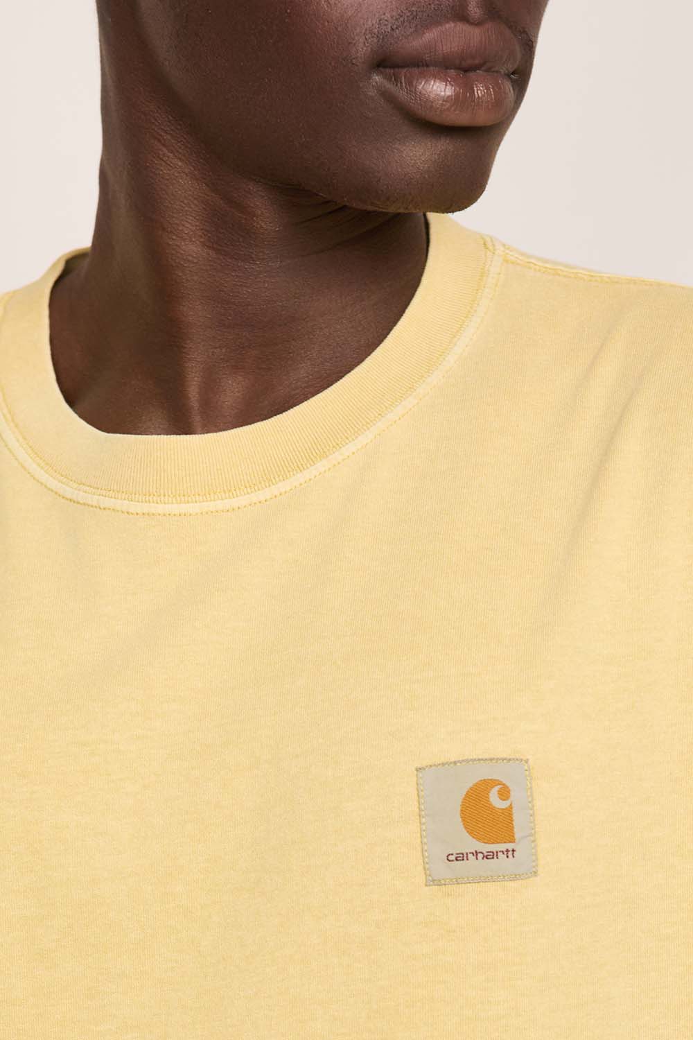 תמונת דוגמן אחורית של חולצת טי