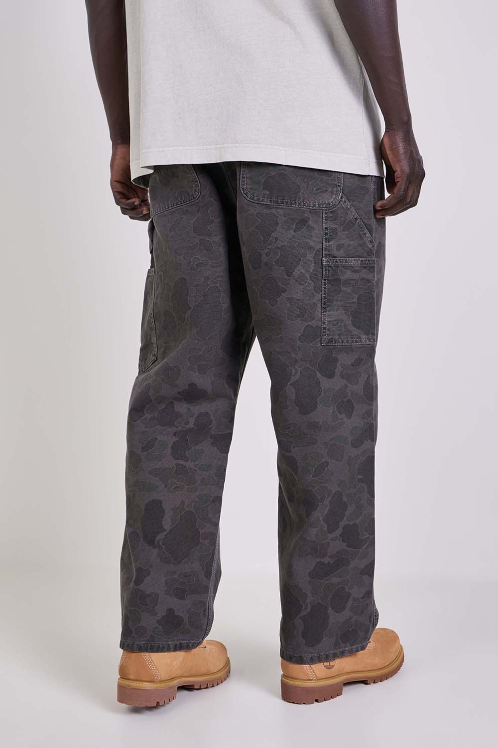 תמונת דוגמן אחורית של מכנסי קרגו