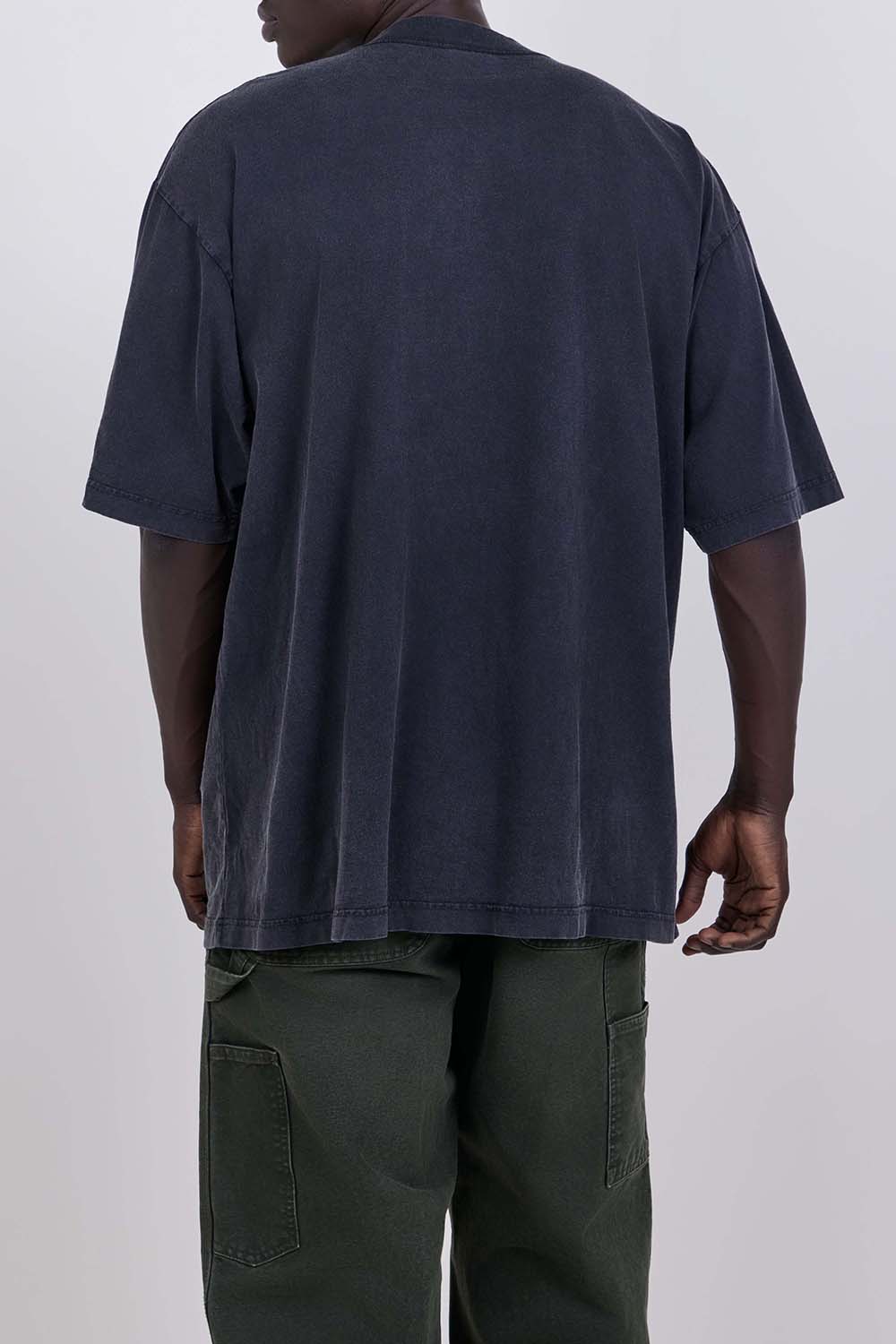 תמונת דוגמן אחורית של חולצת טי בגזרה משוחררת