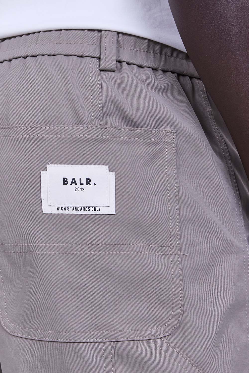 תמונת תקריב דוגמן של מכנסי ברמודה